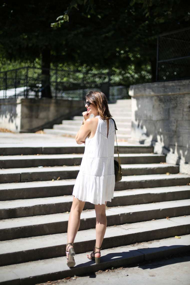 look revolve clothing robe blanche dentelle tularosa sandales valentino rockstud the brunette blog mode francais-9