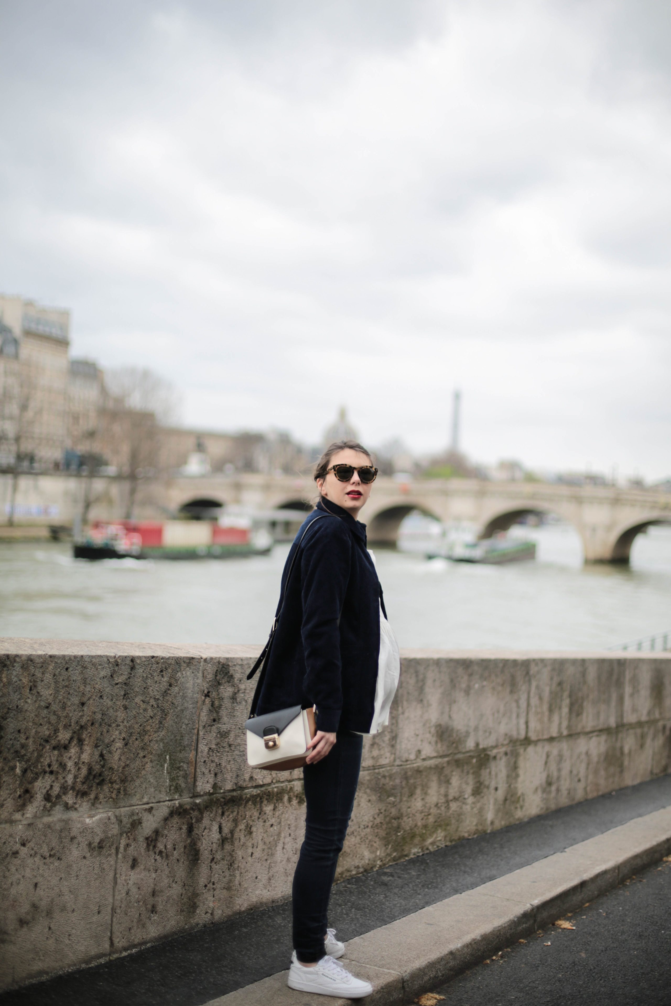 look femme enceinte tenue casual blouse baskets the brunette blog mode paris-10