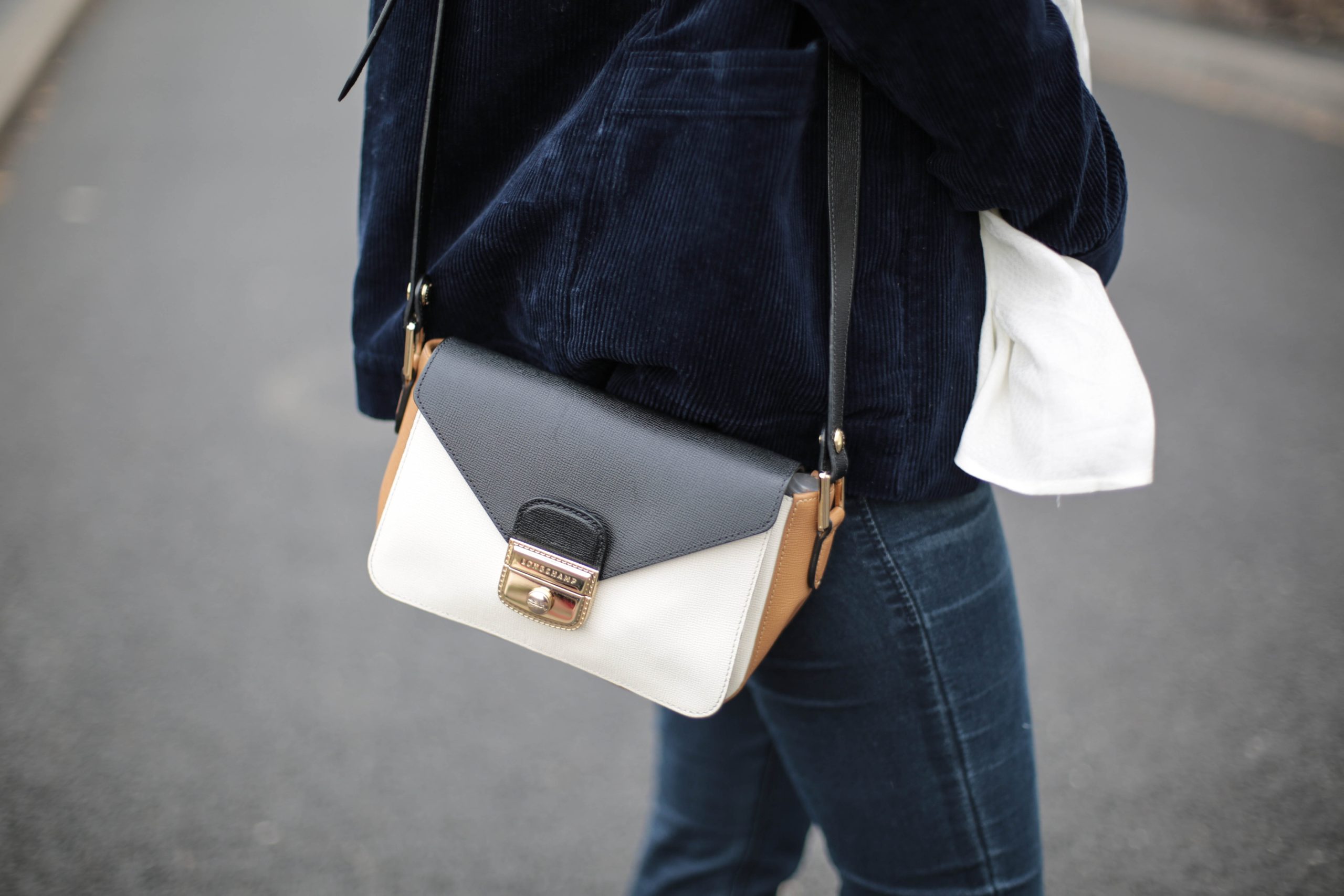 look femme enceinte tenue casual blouse baskets the brunette blog mode paris-14