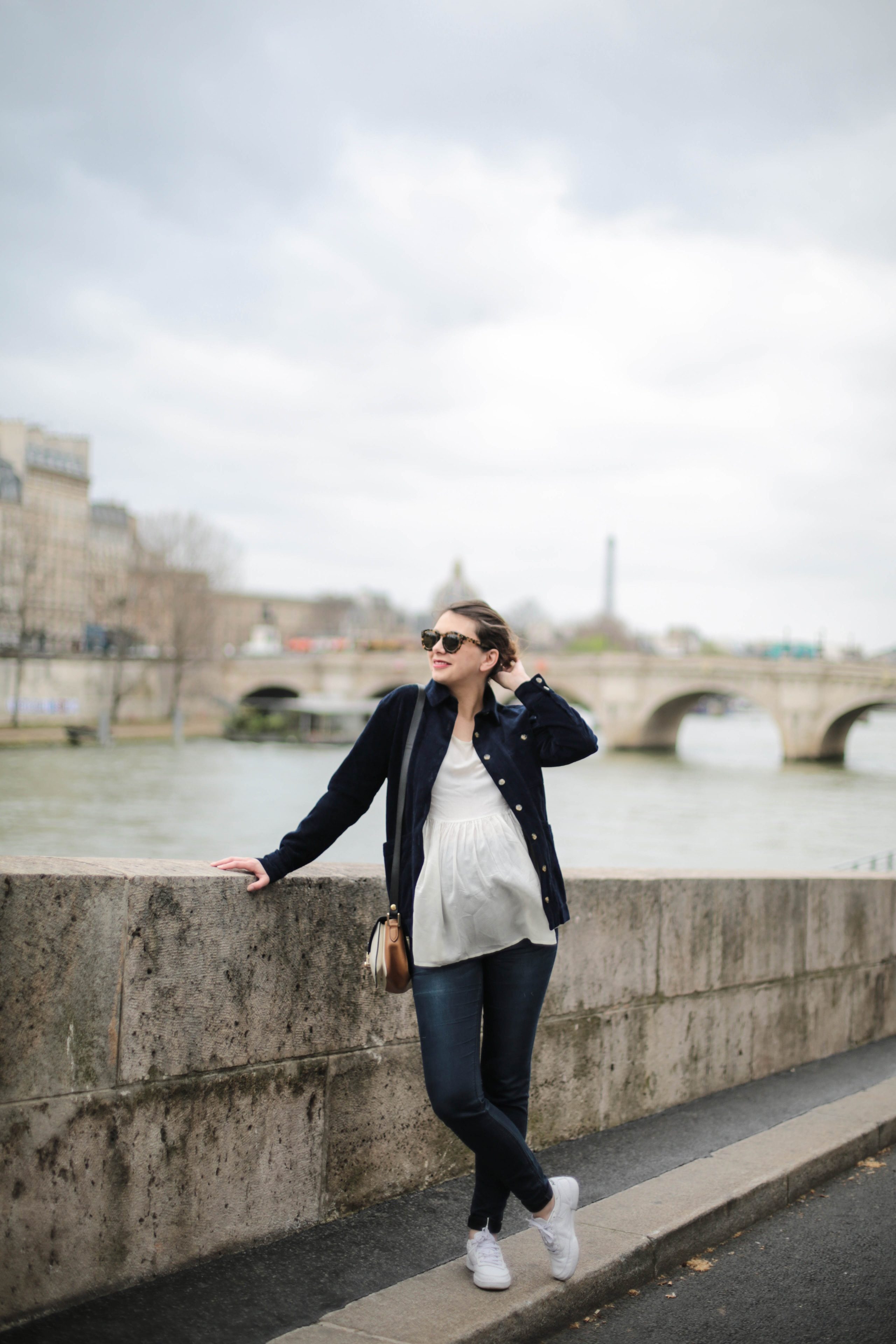 look femme enceinte tenue casual blouse baskets the brunette blog mode paris-5