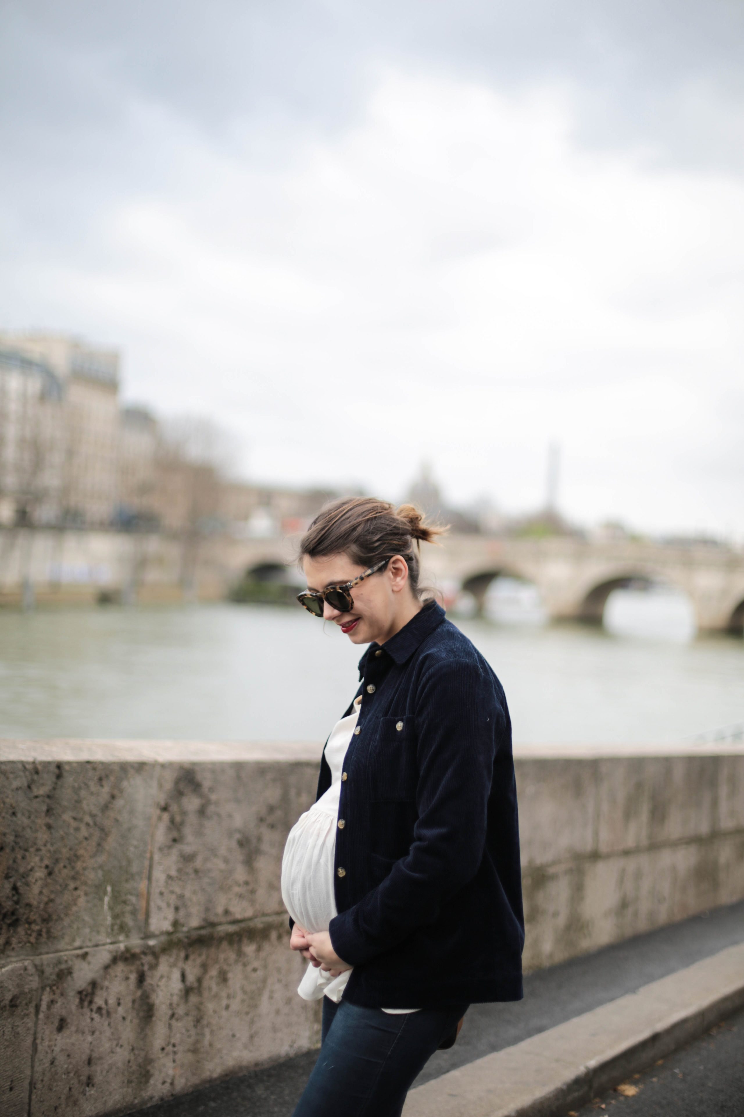 look femme enceinte tenue casual blouse baskets the brunette blog mode paris-8